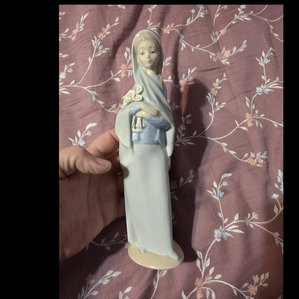 Lladro porcelain figurine "girl with Calla Lillies" ( model #4650)